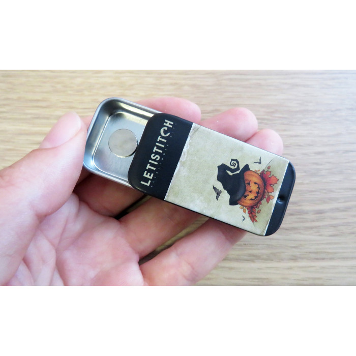 25620 Letistitch Скринька з магнітом для зберігання голок та аксесуарів - Щасливий гарбуз 25x50x10 мм (метал)