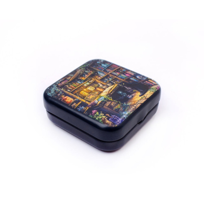 25632 Letistitch Скринька з магнітом для зберігання голок та аксесуарів - Зачарована бібліотека 5,5x5,5x2 см (метал)