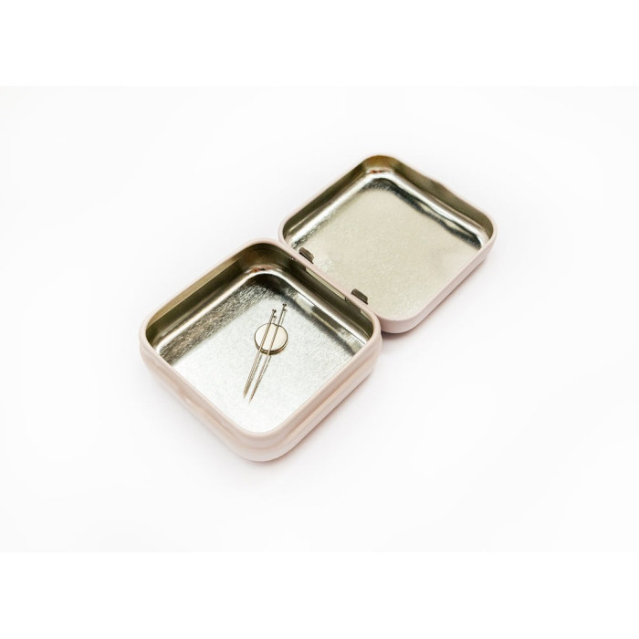 25635 Letistitch Скринька з магнітом для зберігання голок та аксесуарів - Зимовий кінь 5,5x5,5x2 см (метал)