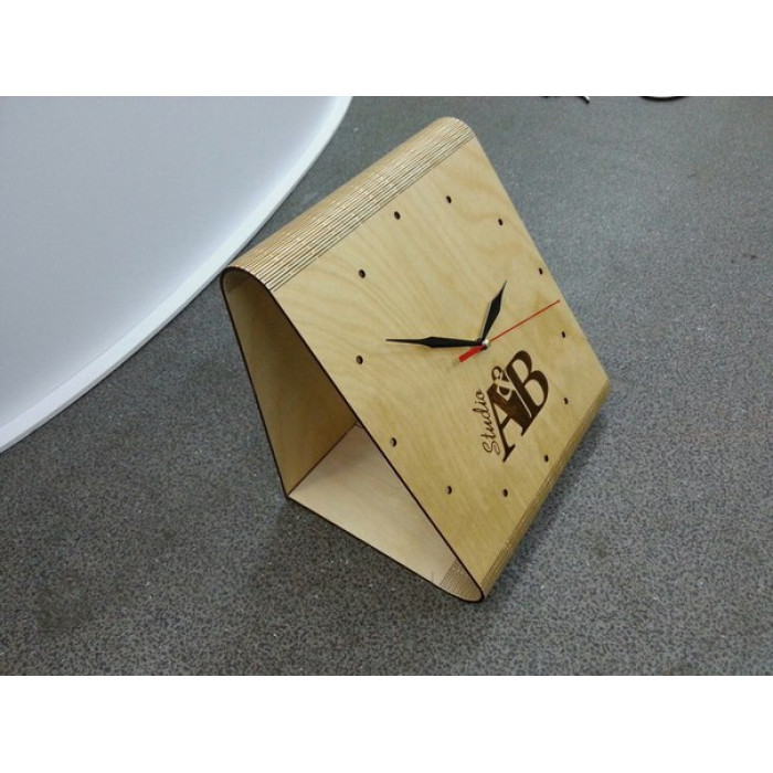 27 Годинник зі згином трикутник. Заготовка з фанери 4 мм. Україна. Розмір 23*23 см(Знятий з виробництва)