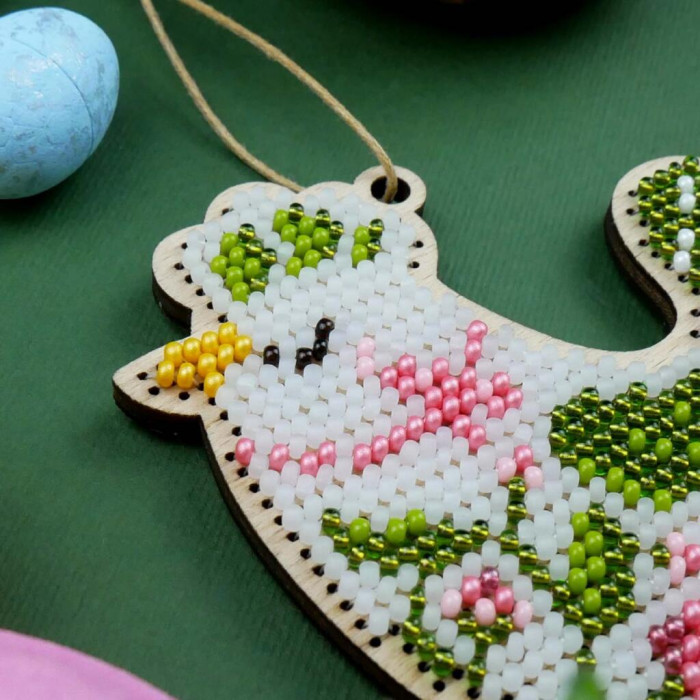 D-11 Кольорова Набір для вишивки бісером по дереву- Іграшка Курочка-Веснянка, 8x8 см