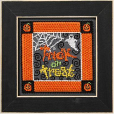 DM302511 Mill Hill Набір для вишивки рахунковим хрестиком + бісером - Солодощі або подарунки Trick-or-Treat 13x13 см, Aida 16 ct