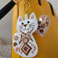 FLBB-180 Wonderland Crafts Набір для вишивки бісером на екошкірі - Шарм для сумки Кошеня з серцем ~6,25x7 см