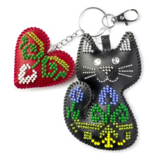 FLBB-181 Wonderland Crafts Набір для вишивки бісером на екошкірі - Шарм для сумки Котячі обійми 6,25x7 см