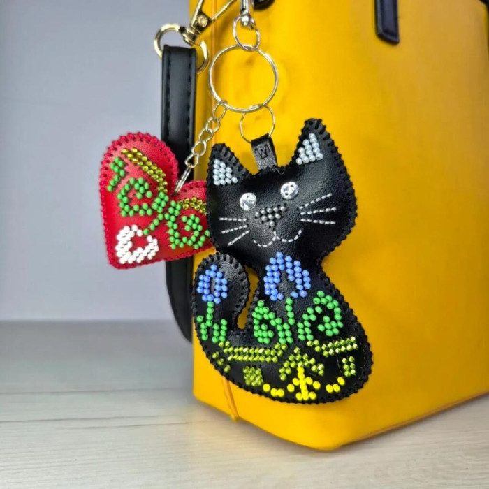 FLBB-181 Wonderland Crafts Набір для вишивки бісером на екошкірі - Шарм для сумки Котячі обійми 6,25x7 см