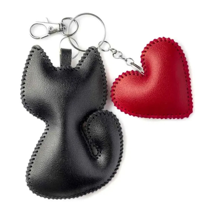 FLBB-182 Wonderland Crafts Набір для вишивки бісером на екошкірі - Шарм для сумки Котяча ніжність 6,25x7 см