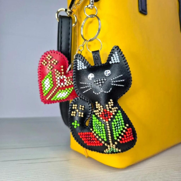 FLBB-182 Wonderland Crafts Набір для вишивки бісером на екошкірі - Шарм для сумки Котяча ніжність 6,25x7 см