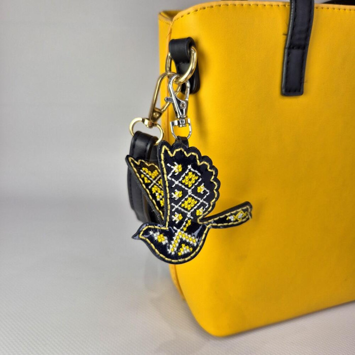 FLHL-109 Wonderland Crafts Набір для вишивки нитками на штучній шкірі - Шарм для сумки – Пташка. Весняна мелодія, 8x7,5x2,5 см