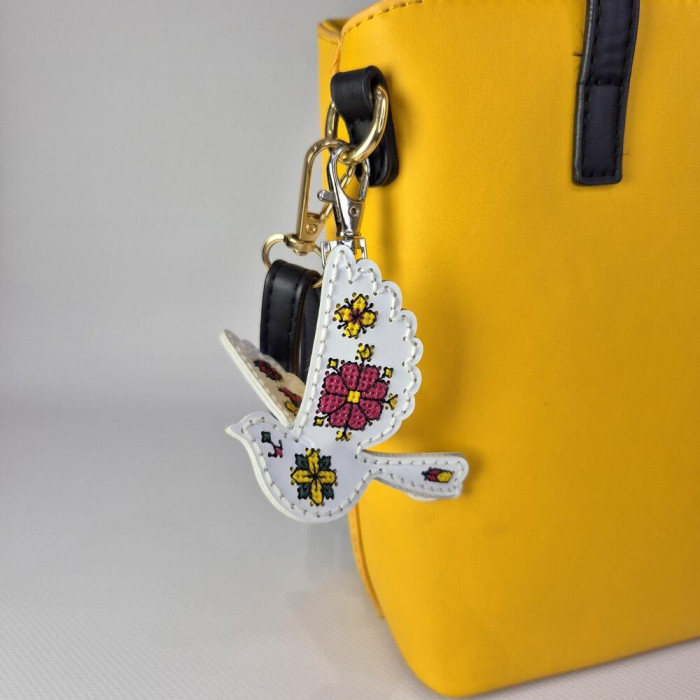 FLHL-112 Wonderland Crafts Набір для вишивки нитками на штучній шкірі - Шарм для сумки – Пташка. Квітучий ранок, 8x7,5x2,5 см