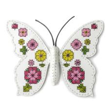 FLHL-114 Wonderland Crafts Набір для вишивки нитками на штучній шкірі - Шарм для сумки – Метелик. Квіткова мрія, 9,5x9x1,5 см