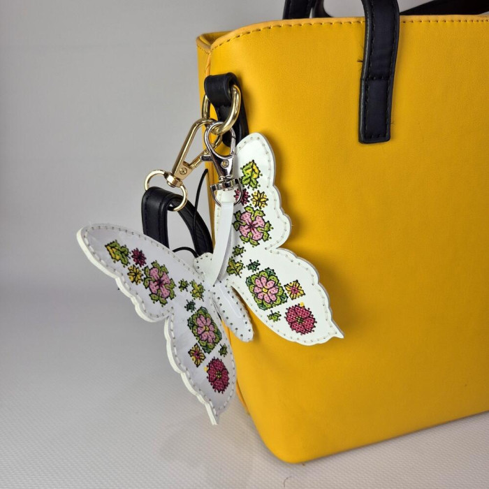 FLHL-114 Wonderland Crafts Набір для вишивки нитками на штучній шкірі - Шарм для сумки – Метелик. Квіткова мрія, 9,5x9x1,5 см