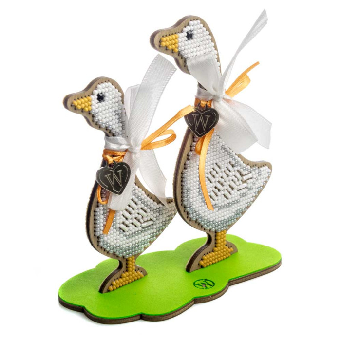 FLK-617 Wonderland Crafts Набір для вишивки бісером по дереву - Веселі гуси, 13x12,5 см