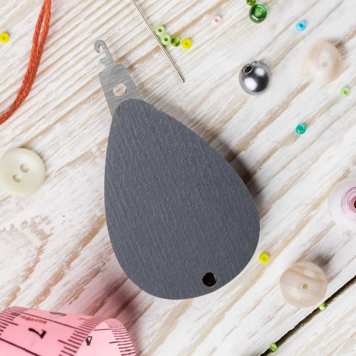 FLNT-046 Wonderland Crafts Нитковтягувач - Темно-сірий 5x7,5 см (фанера)