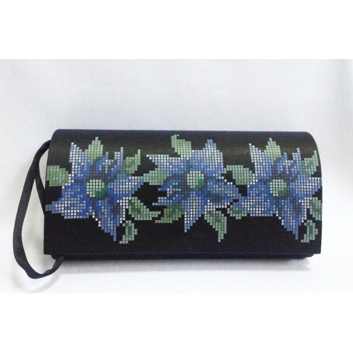 КЛ018шЧ1301k Барвиста вишиванка Набір для вишивки бісером - Клатч Сині квіти 21x13 см шовк, чорний