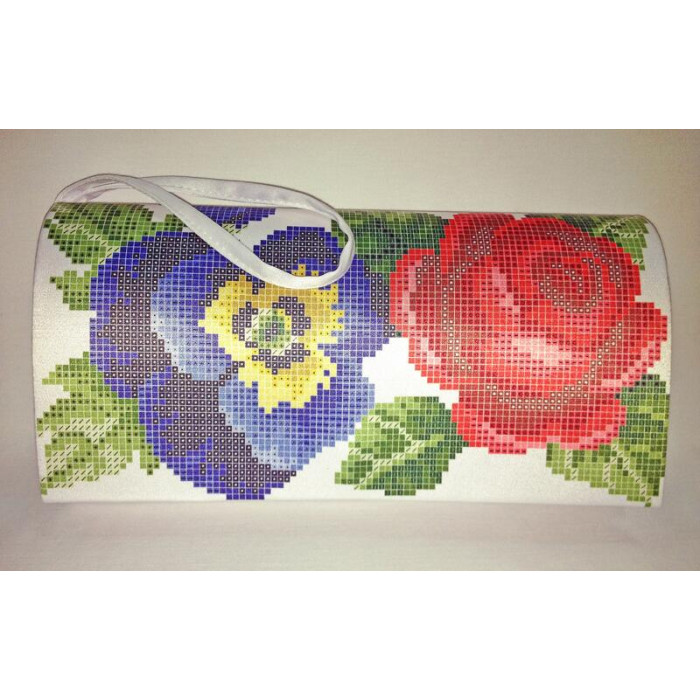 КЛ056дБ1301k Барвиста вишиванка Набір для вишивки бісером - Клатч Троянди, братки, мальви 21x13 см домоткане полотно, білий