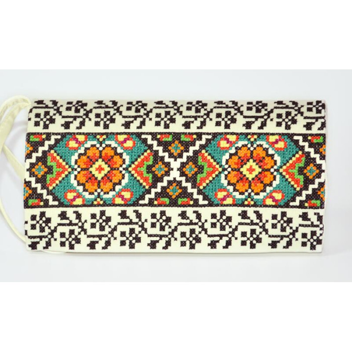 КЛ064кМ1301k Барвиста вишиванка Набір для вишивки бісером - Клатч Борщівська квітка 21x13 см атлас, бежевий