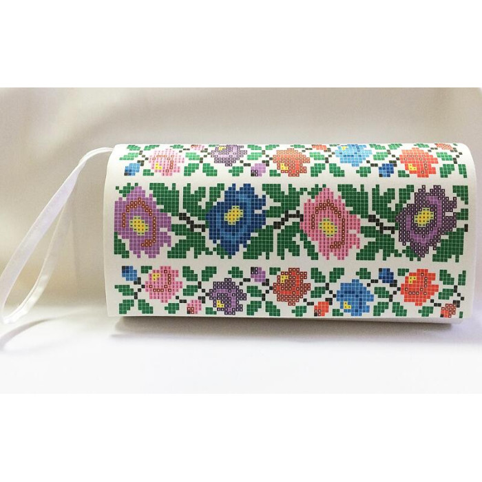 КЛ095кМ1301k Барвиста вишиванка Набір для вишивки бісером - Клатч Буковинська квітка 21x13 см атлас, бежевий