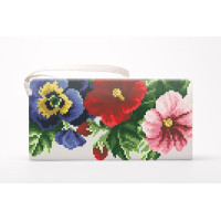 КЛ351кМ1301i Барвиста вишиванка Набір для вишивки друкованим хрестиком - Клатч Мальви, троянди, братки 21x13 см атлас, бежевий