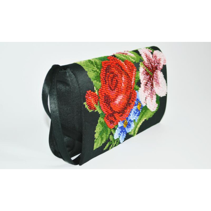 КЛ361кЧ1301k Барвиста вишиванка Набір для вишивки бісером - Клатч Лілеї, троянди, незабудки 21x13 см атлас, чорний