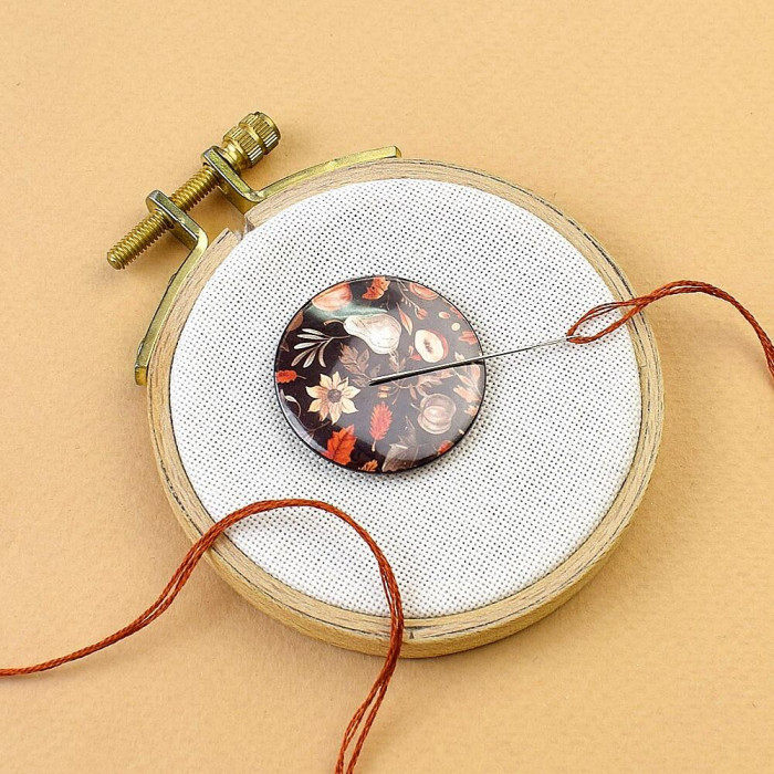 МТ-111 Кольорова Магнітний тримач для голок та схем - Осінній малюнок 4, діаметр 32 мм