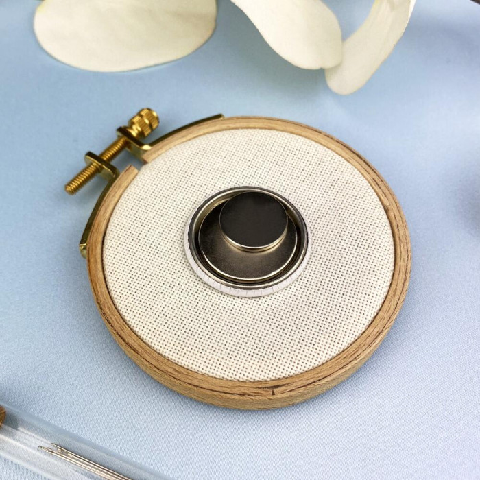 МТ-117 Кольорова Магнітний тримач для голок та схем - Пухнаста ніжність, діаметр 32 мм