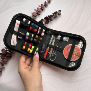 Дорожній швейний набір в чорній сумці на блискавці (маленький) Дорожній швейний набір в чорній сумці на блискавці (маленький)