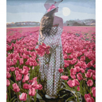 SS6496 Дівчина серед поля з тюльпанами, 30x40 см. Strateg. Картина за номерами (Стратег)