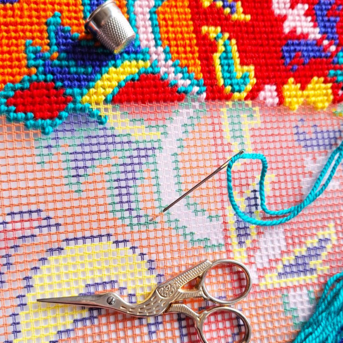 V533 Чарівниця Набір для вишивки друкованим хрестиком - Подушка Сонячний талісман 40x40 см, страмін (схема на канві)