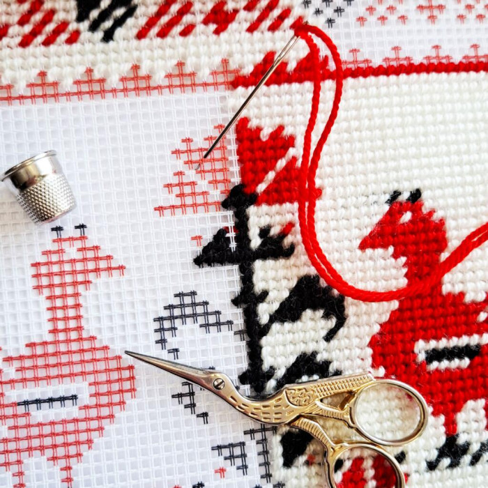 V534 Чарівниця Набір для вишивки гобеленом - Подушка Родинний оберіг 40x40 см (схема на канві)