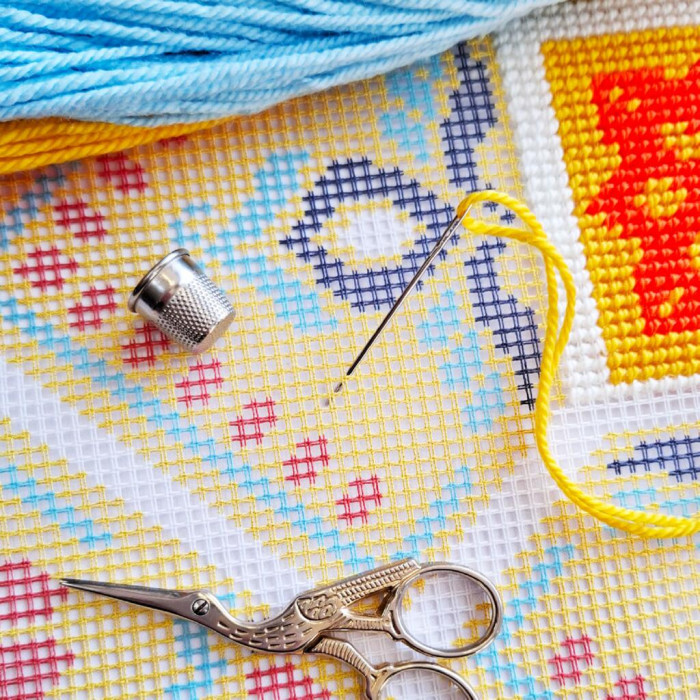 V537 Чарівниця Набір для вишивки друкованим хрестиком - Подушка Сонячний ранок 40x40 см, страмін (схема на канві)