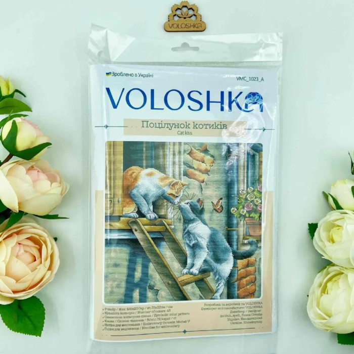 VMC_1023_R Voloshka Набір для вишивки рахунковим хрестиком - Поцілунок котиків 33x33 см, рівномірка 32 ct