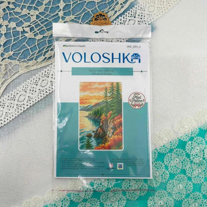 VMC_1051_Print_A Voloshka Набір для вишивки рахунковим хрестиком - Скелі над озером 8,6x10,5 см, Aida 16 (канва з фоном)