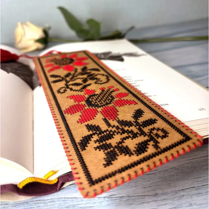 WLZ-015 Wonderland Crafts Набір для вишивки итками на крафтовому картоні - Закладка Гербери, 6,5x20 см