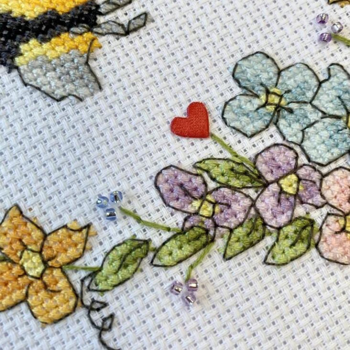 XETE10P Bothy Threads Набір для вишивки хрестиком - Королева бджіл Queen Bee 17,5x17,5 см, Aida 14