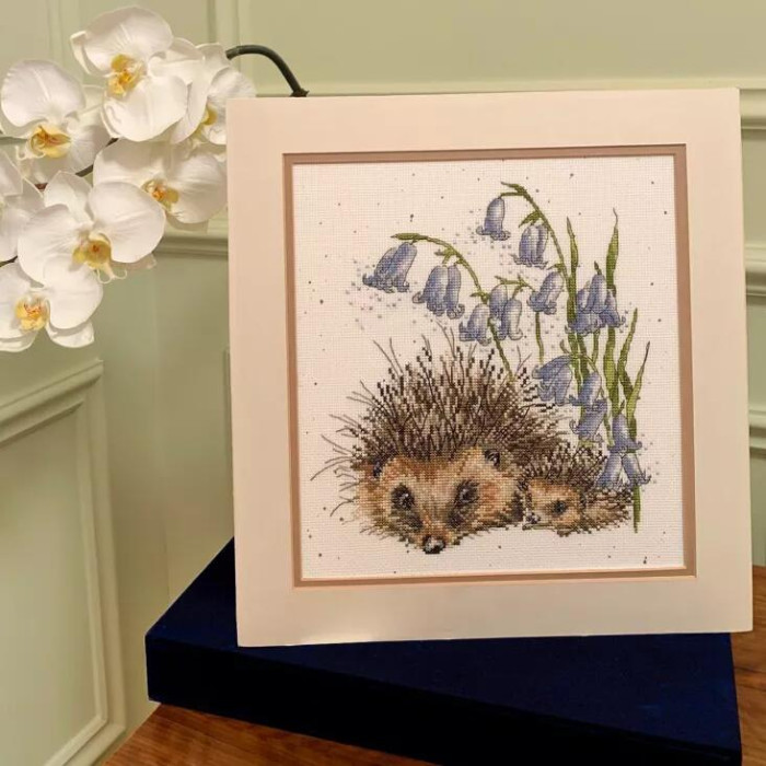 XHD138E Bothy Threads Набір для вишивки хрестиком - Любов і їжачки Love And Hedgehugs 26x26 см, Evenweave №28