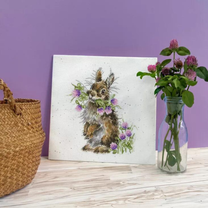 XHD139E Bothy Threads Набір для вишивки хрестиком - Конюшина Head Clover Heels 26x26 см, Evenweave №28