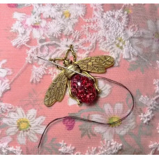 CD-006ч Classic Design Магнітний тримач для голок - Бджілка, колір червоний 4,7х3,5 см